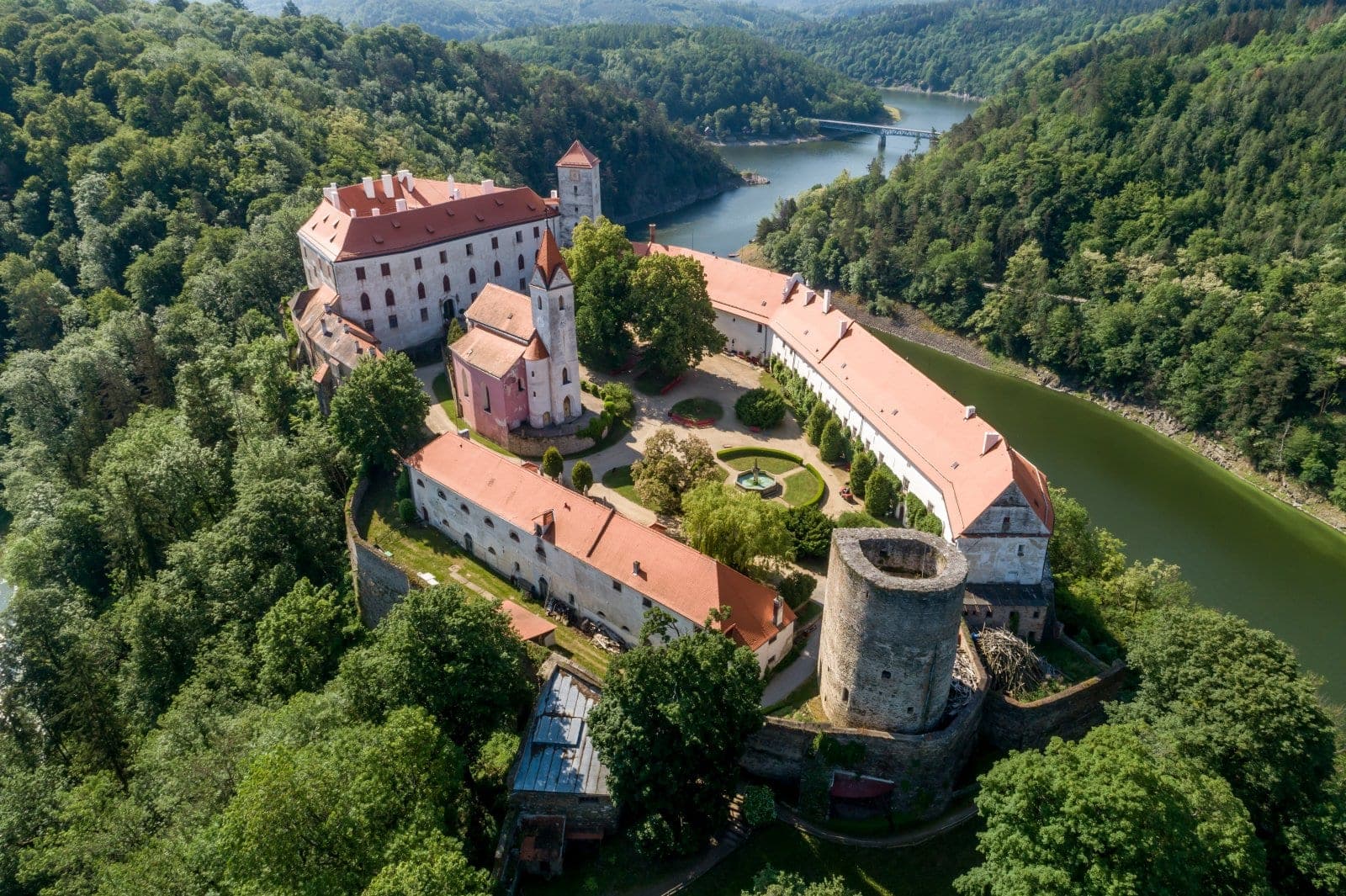 Hrad Bítov z výšky nad meandrem Vranovské přehrady