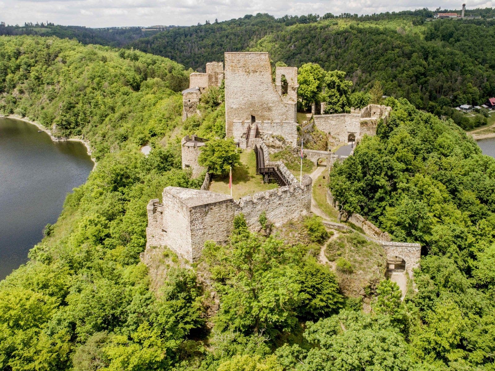 Zřícenina hradu Cornštejn na ostrohu nad vodou