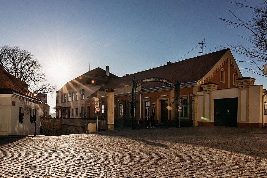 Brána Znojemského městského pivovaru v protisvětle