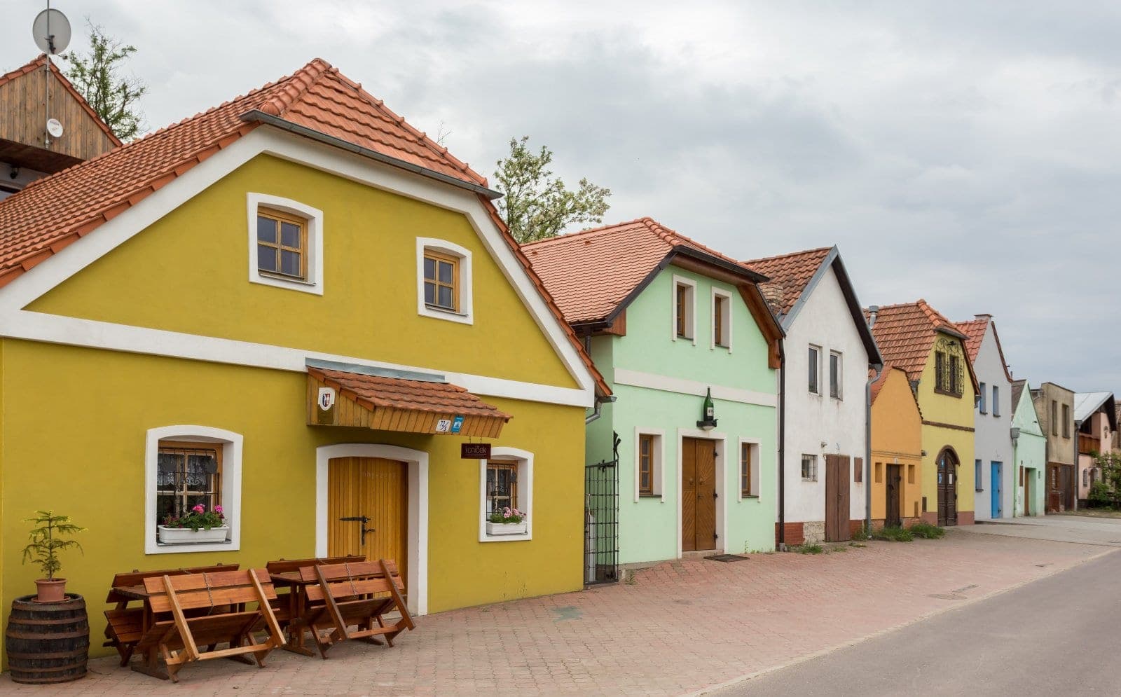 Barevné vinné sklepy v uličce v Novém Šaldorfu