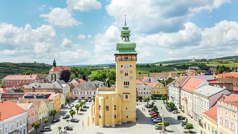 Hlavní náměstí v Retzu s radniční věží z výšky