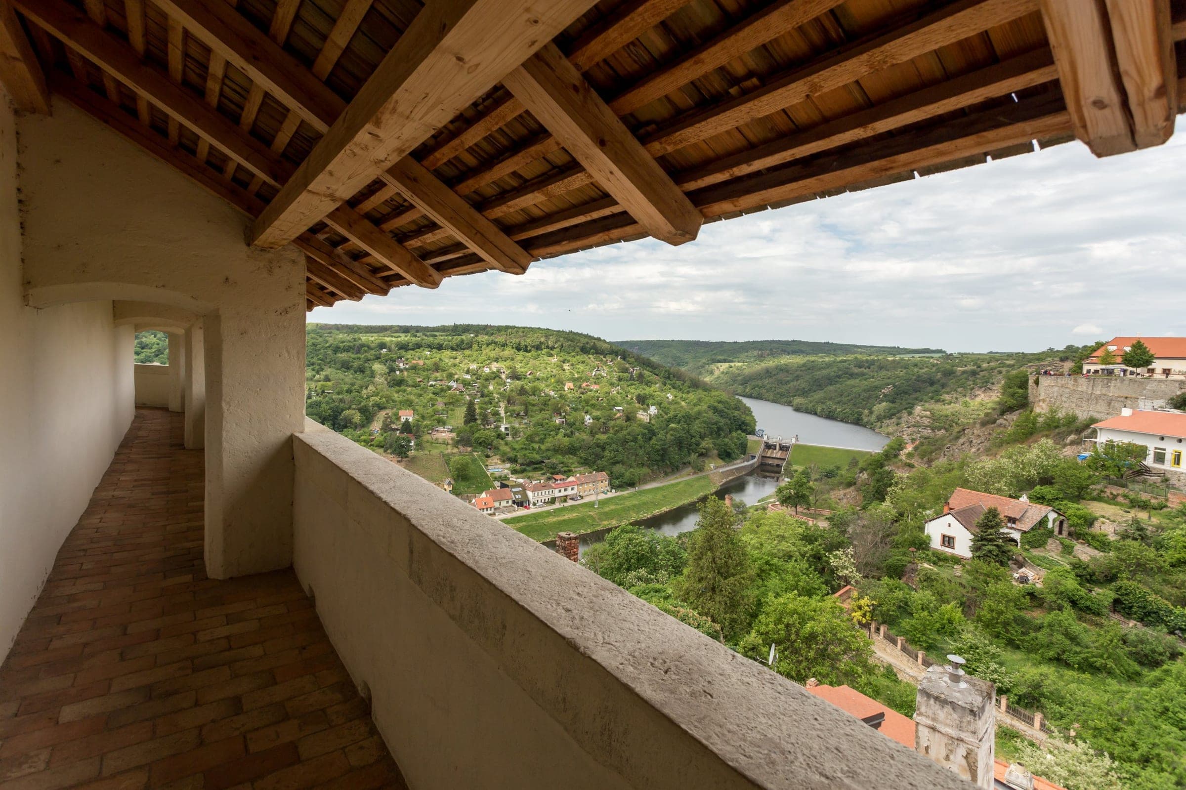Výhled z krytého ochozu na údolí Dyje s přehradní hrází
