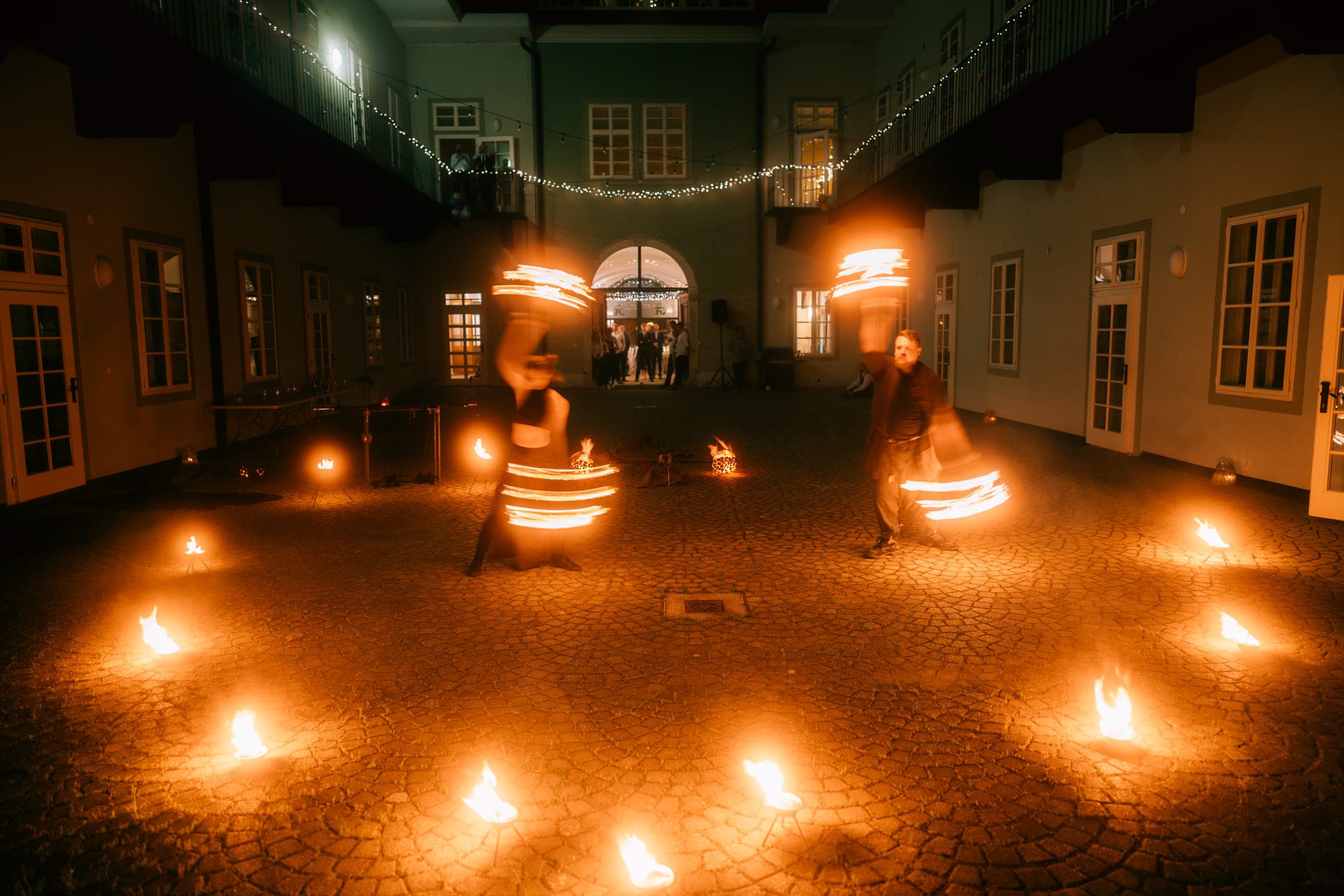 Ohňová show na nádvoří paláce za tmy