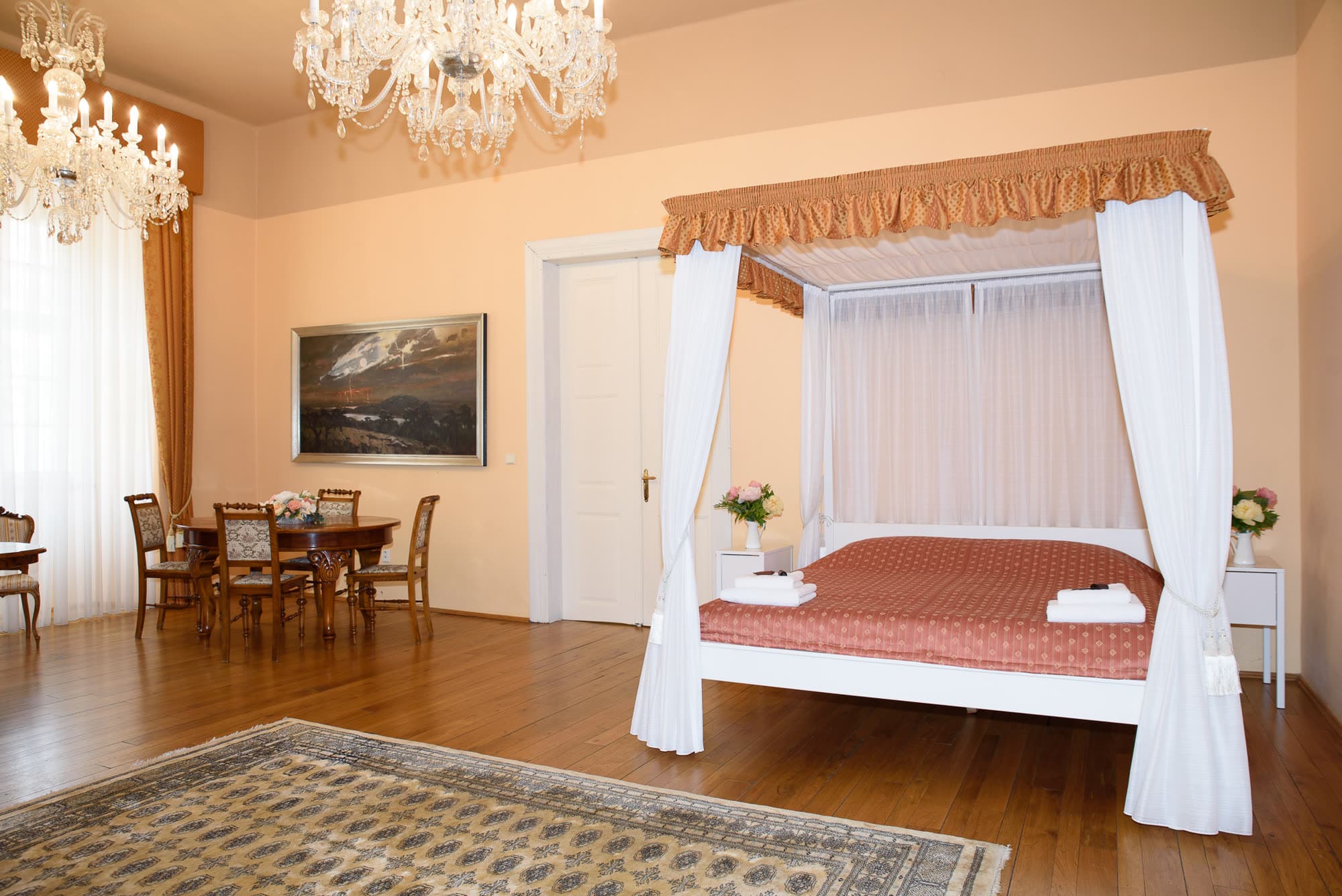 Broskvový apartmán — lůžko s nebesy a jídelní kout