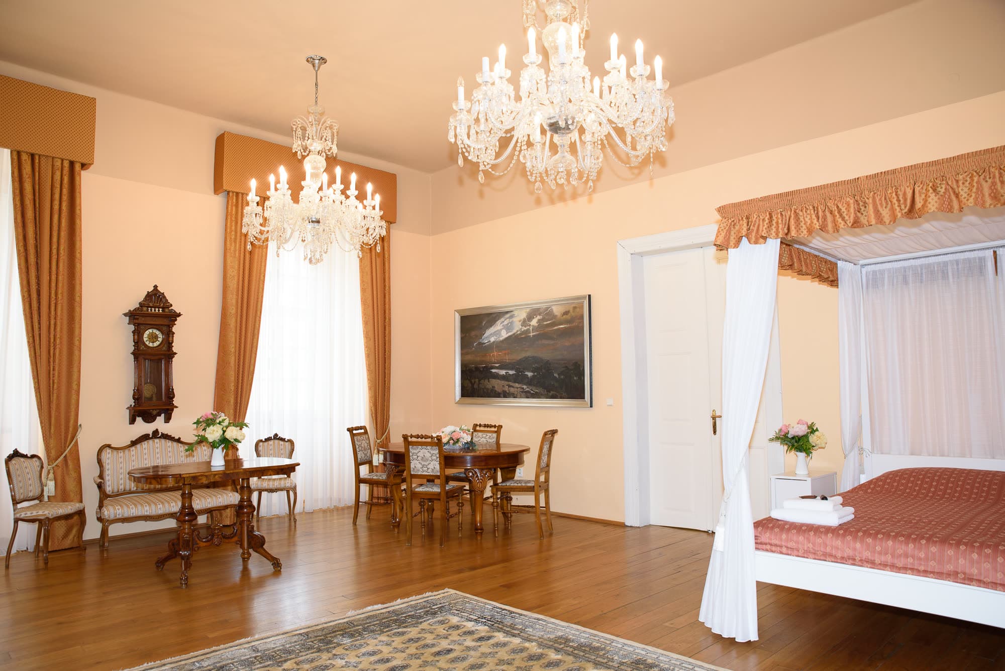 Broskvový apartmán — křišťálové lustry a dobové hodiny