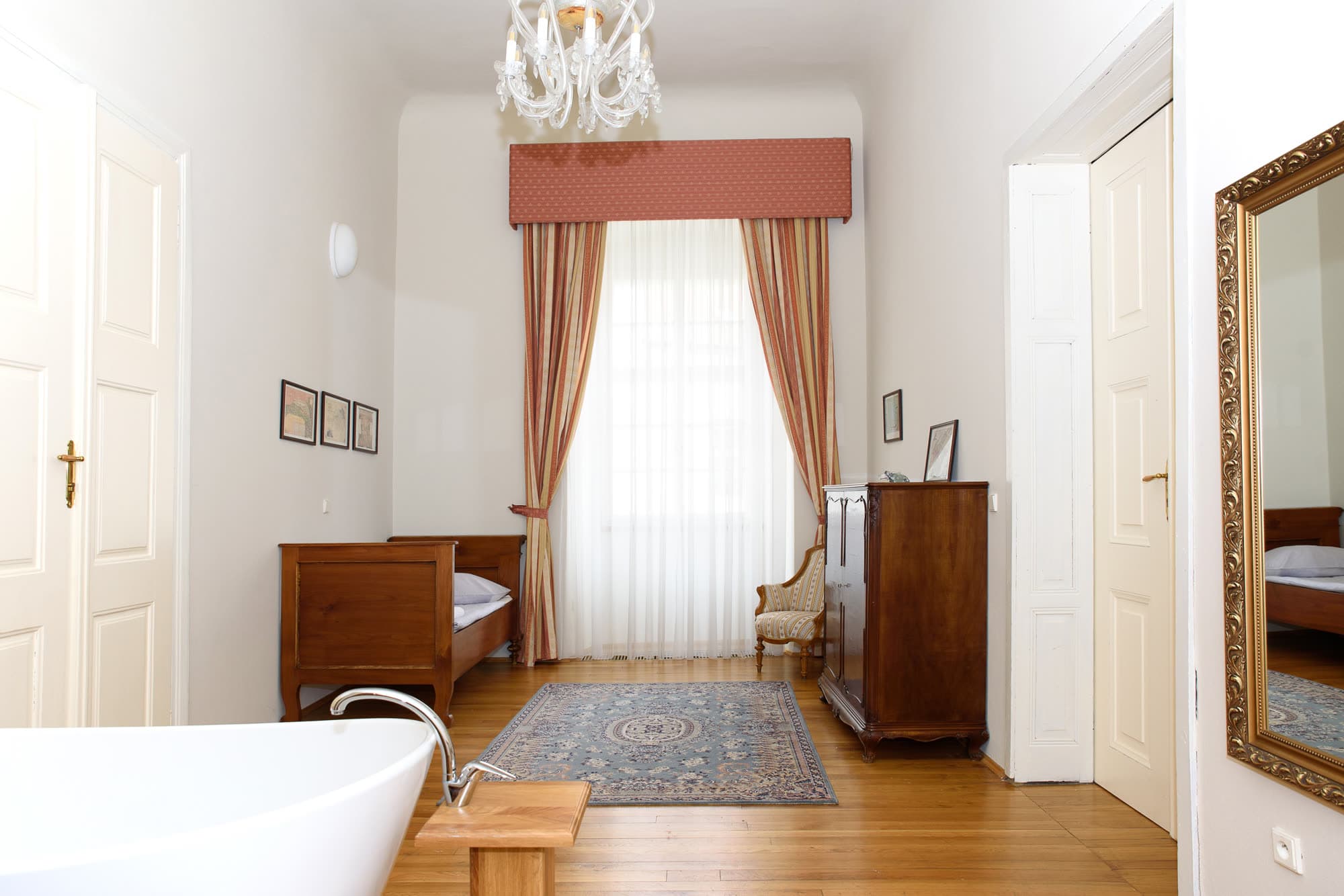 Volně stojící vana v šatně apartmá
