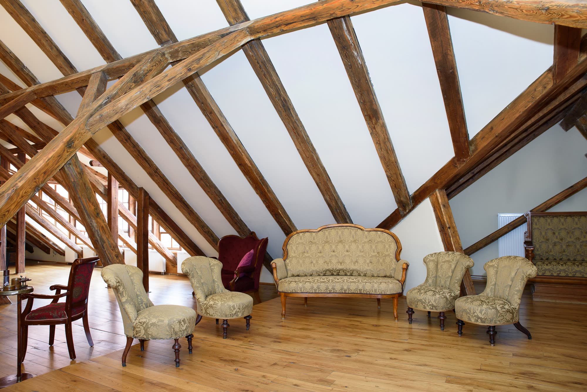Podkrovní loft — historické posezení