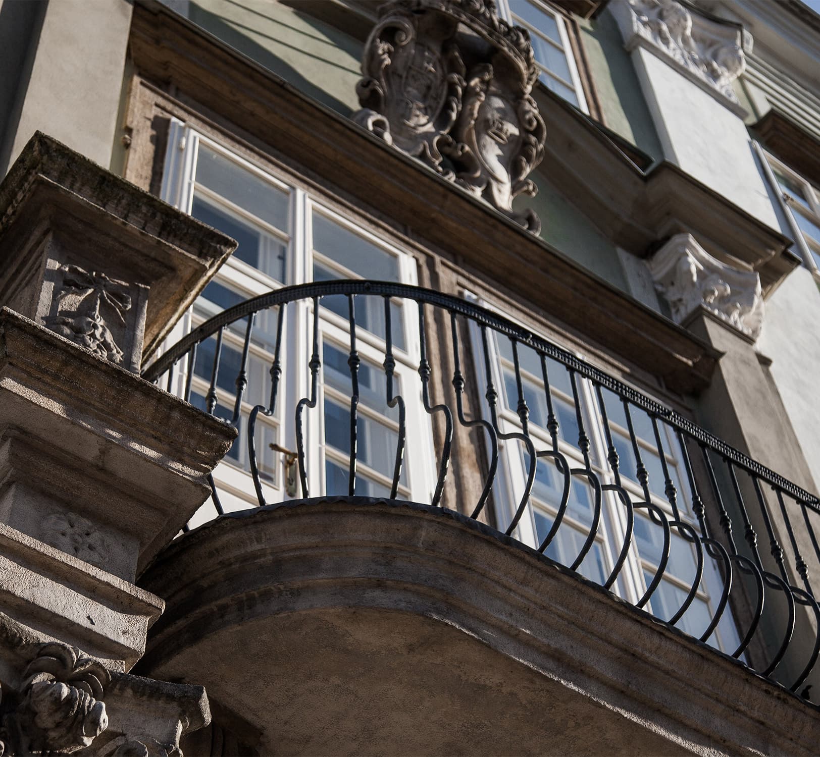 Detail balkonu a kamenické výzdoby Althanského paláce