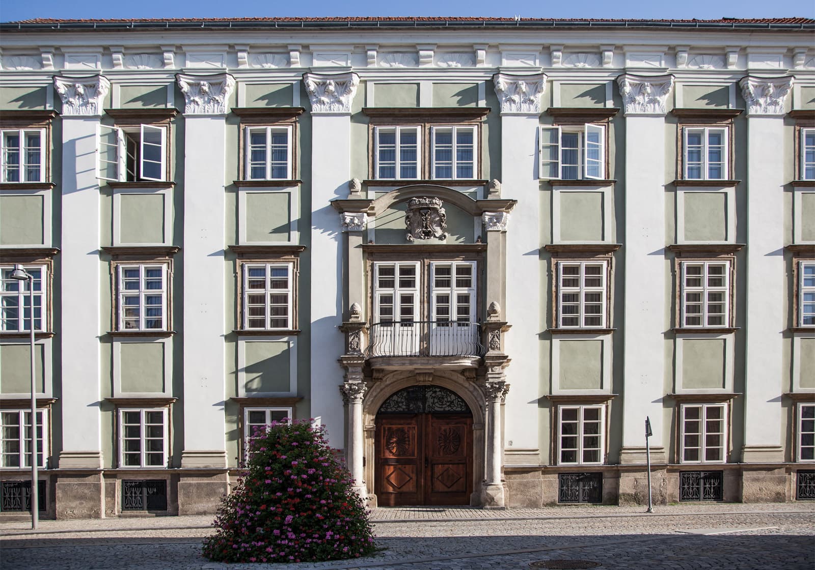 Průčelí Althanského paláce na Horním náměstí